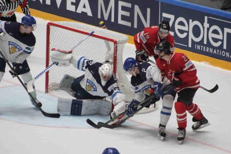 Сборная Финляндии разгромила Канаду и заняла первую строчку в группе