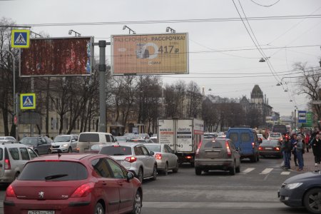 На юго-западе Петербурга из-за сломанного светофора образовался крупный дорожный затор