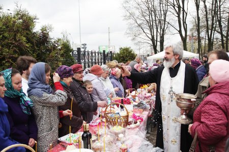 Тысячи петербуржцев пришли осветить куличи и пасху в храмы