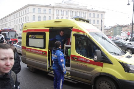 В Петербурге на станции метро "Пролетарская" при падении на рельсы скончался пассажир