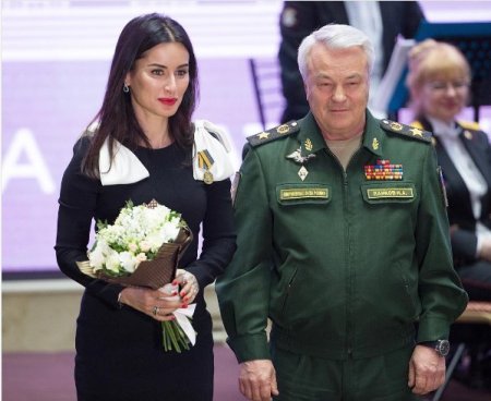 Министерство обороны наградило медалью Тину Канделаки