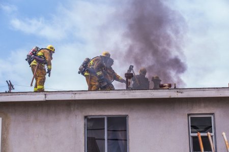 На Краснопутиловской улице локализован крупный пожар в жилом доме