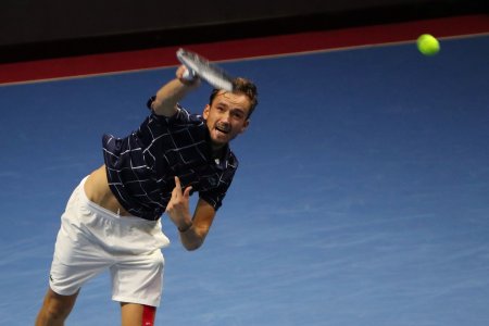 Теннисист Даниил Медведев вышел в четвертьфинал в Париже