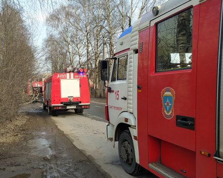 В Выборгском районе Петербурга на Заречной улице горел мотоцикл