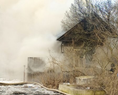 На Караваевской улице выгорел гараж