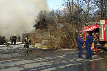 В Красногвардейском районе Петербурга на Рябовском шоссе ликвидирован пожар