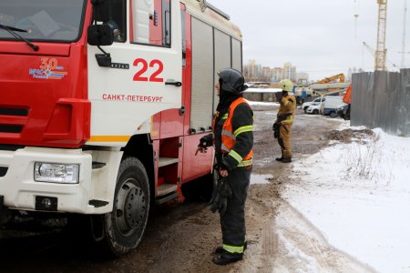Пожар в Санкт-Петербурге, на Макулатурный проезд, Фото: Максим Константинов, P1spb.ru